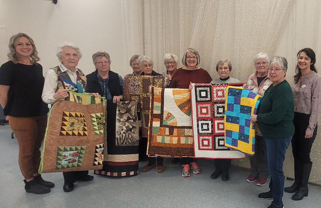 Almonte Crazy Quilters Donate to Home Hospice North Lanark